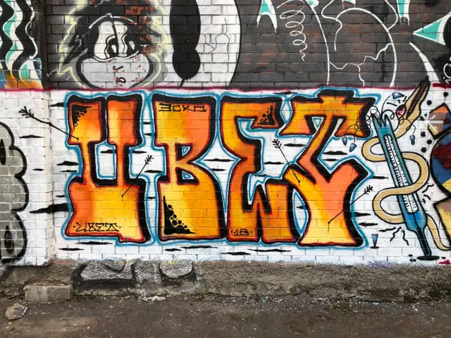 Миша Цвет, стены, 2018, 2016-2023