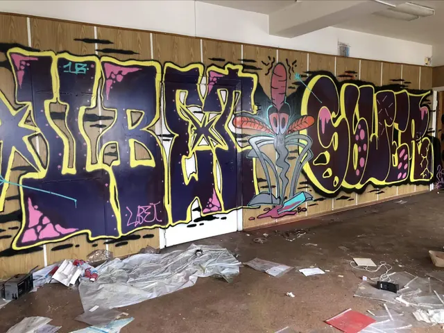 Миша Цвет, стены, 2018, 2016-2023