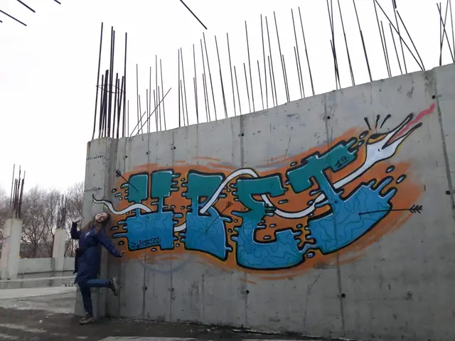 Миша Цвет, стены, 2019, 2016-2023