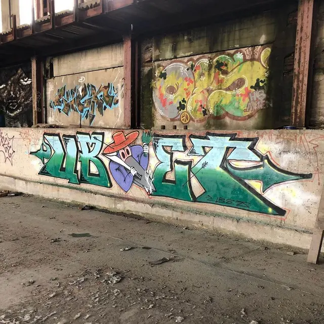 Миша Цвет, стены, 2019, 2016-2023