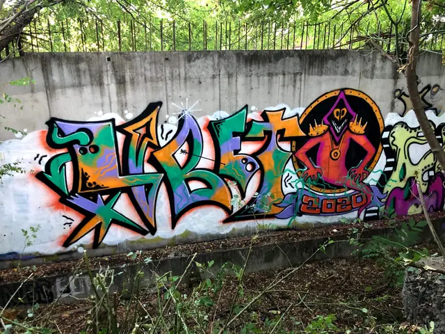 Миша Цвет, стены, 2016-2023